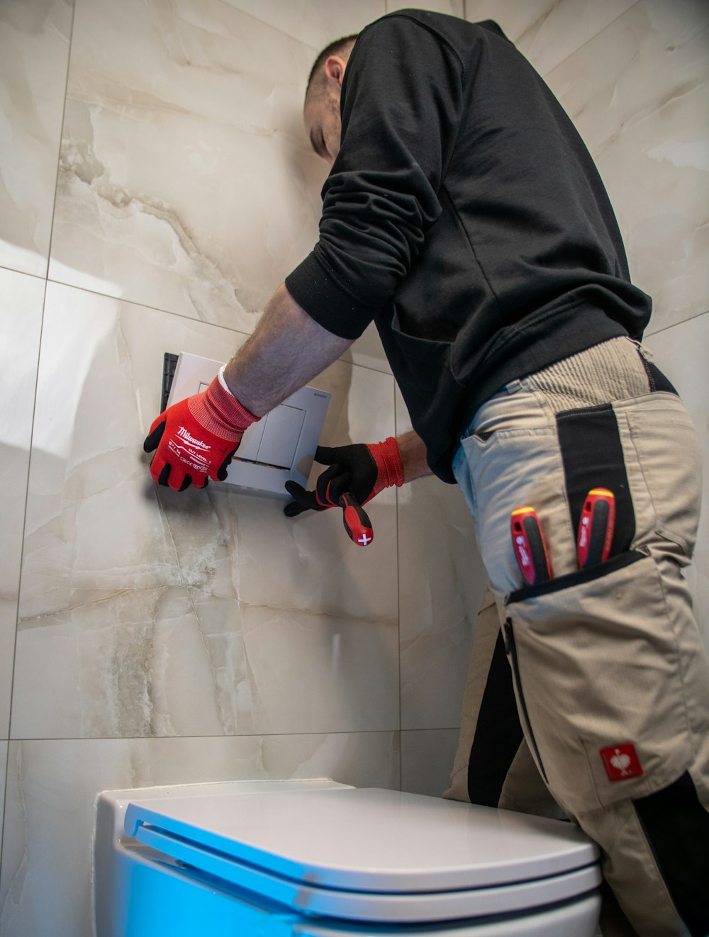 Artisan plombier installant des sanitaires chez un particulier à Toulouse